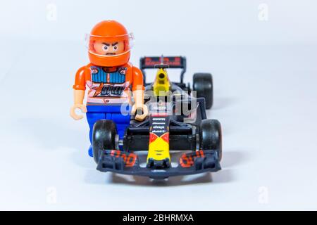 Bburago Red Bull Racing RB13 1:43 Modell Formel 1 Auto. Max Verstappens Auto, komplett mit Rennfahrer-Figur. Stockfoto