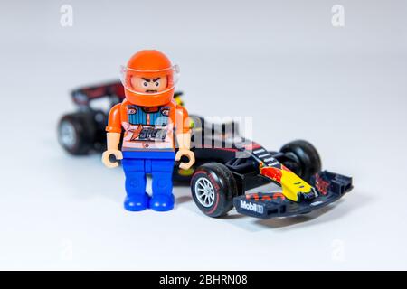 Bburago Red Bull Racing RB13 1:43 Modell Formel 1 Auto. Max Verstappens Auto, komplett mit Rennfahrer-Figur. Stockfoto