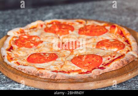 Pizza im Ofen von einem Restaurantkoch zubereiten Stockfoto