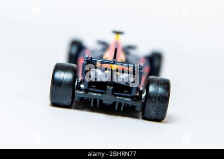 Bburago Red Bull Racing RB13 1:43 Modell Formel 1 Auto. Max Verstappens Auto, komplett mit Rennfahrer-Figur. Stockfoto