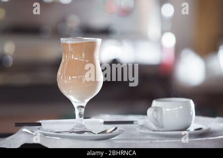 Aromatischer Latte Kaffee in einem Restaurant zubereitet Stockfoto