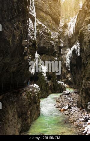 Schneebedeckte Eiszapfen in Partnachklamm, berühmtem Touristenziel. Partnachklamm in Garmisch-Partenkirchen, Bayern, Deutschland Stockfoto