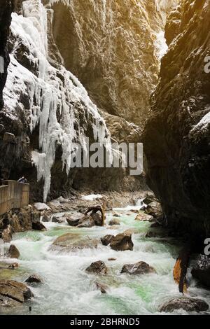 Schneebedeckte Eiszapfen in Partnachklamm, berühmtem Touristenziel. Partnachklamm in Garmisch-Partenkirchen, Bayern, Deutschland Stockfoto