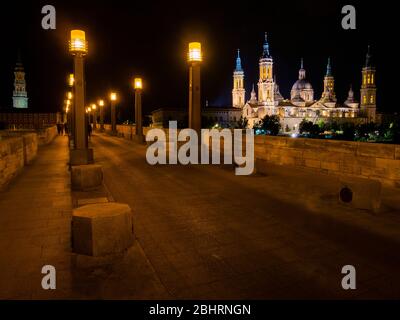 Basílica iluminada de Nuestra Señora del Pilar desde el puente de piedra. Zaragoza. Aragón. España Stockfoto