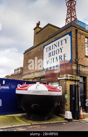 London, England. Metallskulptur am Eingang zur Trinity Buoy Wharf, einem Docklands-Gelände mit Künstlerstudios und Galerieräume sowie Apartments. Stockfoto