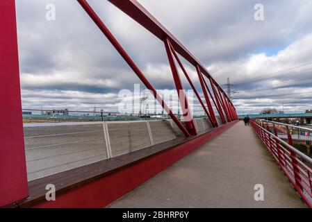 Fußgängerbrücke von der U-Bahn- und DLR-Station Canning Town zum neuen Wohnbaugebiet auf der Halbinsel Leamouth, London City Island, von Ecoworld Ballymore. Stockfoto