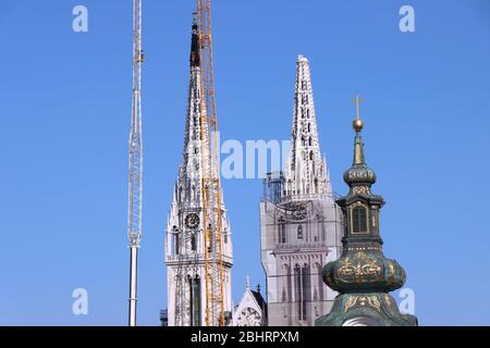 Entfernung Teil des linken Turm der Kathedrale von Zagreb, beschädigt bei dem Erdbeben im März 22. 2020. Der rechte Turm selbst stürzte ein. Stockfoto