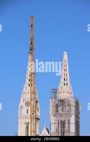 Entfernung Teil des linken Turm der Kathedrale von Zagreb, beschädigt bei dem Erdbeben im März 22. 2020. Der rechte Turm selbst stürzte ein. Stockfoto