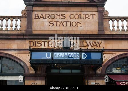 1900s Architektur Terracotta Stone Barons Court U-Bahn-Station, Hammersmith, London W14 9EA von Harry Ford Stockfoto