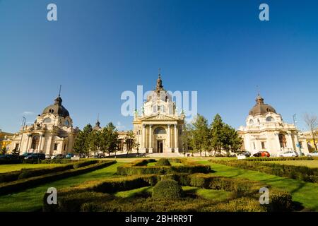 BUDAPEST, Ungarn - 22. Februar 2016: Die berühmte Szechenyi thermische Bäder, Spa und Swimming Pool im Városliget - Hauptstadt Park von Budapest, Ungarn Stockfoto