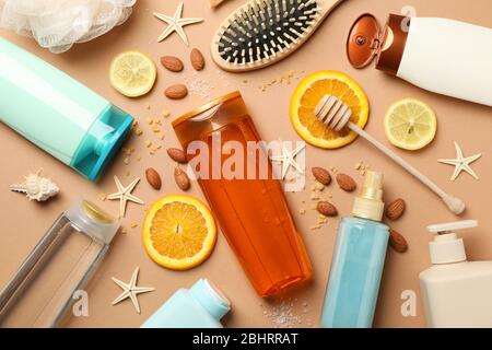 Hygiene-Zusammensetzung mit Shampoo-Flaschen auf handwerklichem Hintergrund Stockfoto