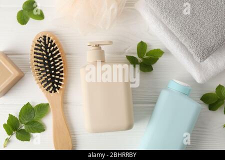 Zusammensetzung mit Haarpflegeprodukten auf Holzhintergrund, Draufsicht Stockfoto