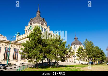 BUDAPEST, Ungarn - 22. Februar 2016: Die berühmte Szechenyi thermische Bäder, Spa und Swimming Pool im Városliget - Hauptstadt Park von Budapest, Ungarn Stockfoto