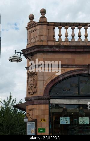 1900s Architektur Terracotta Stone Barons Court U-Bahn-Station, Hammersmith, London W14 9EA von Harry Ford Stockfoto