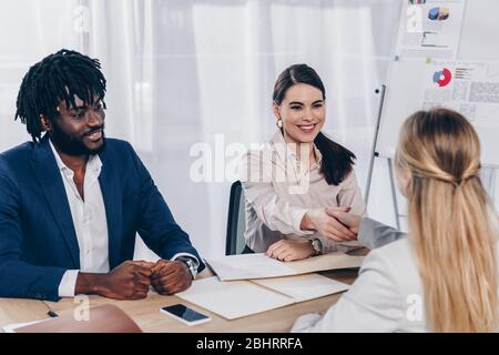 Selektiver Fokus von afroamerikanischen Arbeitgeber und Recruiter Hände schütteln mit Mitarbeiter bei Vorstellungsgespräch im Büro Stockfoto