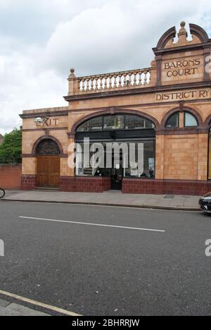 1900s Architektur Terracotta Stone Barons Court U-Bahn-Station, Hammersmith, London W14 9EA von Harry Ford Stockfoto