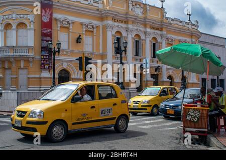 Taxis vor dem Teatro Municipal Theatre in Cali, Departamento Valle del Cauca, Kolumbien, Lateinamerika, Südamerika Stockfoto