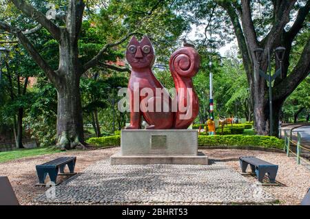 Die ikonische River Cat oder Gato del Rio Skulptur von Hernando Tejada im Cats Park am River Boulevard in Cali, Departamento Valle del Cauca, Kolumbien, Stockfoto