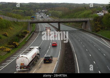 Castlecary, Schottland, Großbritannien. April 2020. Im Bild: Die Autobahn M80 mit viel mehr Verkehr als normale Straßen für eine Sperrung. Quelle: Colin Fisher/Alamy Live News Stockfoto