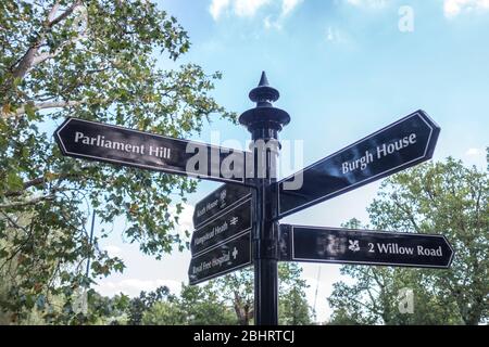 LONDON - Informationsschild in der Nähe von Hampstead Village, und wohlhabende Gegend im Nordwesten Londons im Nordwesten Londons Stockfoto