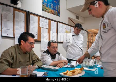 Jury und Studenten in der EGO Escuela Gastronomica de Occidente Western Gastronomieschule in Cali im Cauca-Tal, Kolumbien, Südamerika. Der Stockfoto