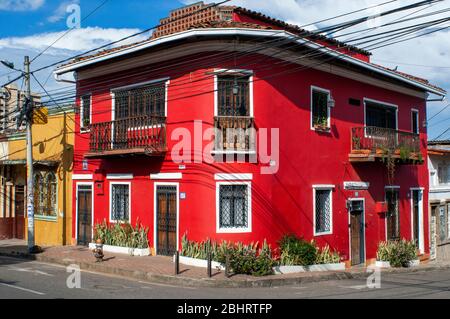 Rote bunte Häuser in den Straßen von San Antonio von Cali im Cauca-Tal, Kolumbien, Südamerika. Stockfoto