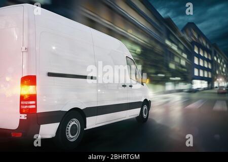 Super schnelle Lieferung von Paket-Service mit einem schnell fahrenden Van auf Stadtbild Stockfoto