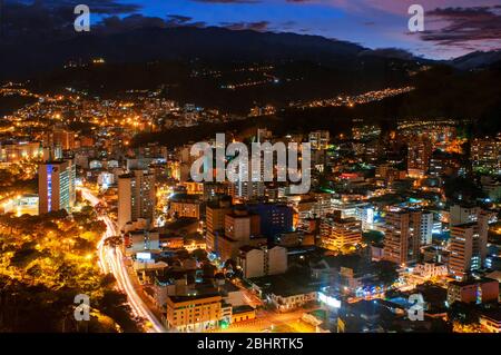 Blick vom Cali Tower. Städtischer Flughafen CAM Centro Administrativo. Rathaus von Cali. Cali Stadt im Cauca-Tal, Kolumbien, Südamerika. Stockfoto