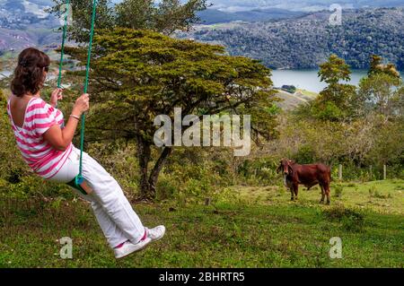 Swing in Calima Lake in Darien im Cauca-Tal, Kolumbien, Südamerika. Calima ist der größte künstliche See in Kolumbien mit einer Fläche von 70 km2 Stockfoto