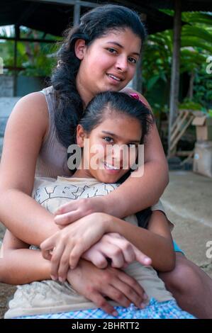 Porträt lokaler Teenager im Calima Lake in Darien im Cauca Valley, Kolumbien, Südamerika. Calima ist der größte künstliche See in Kolumbien mit Stockfoto