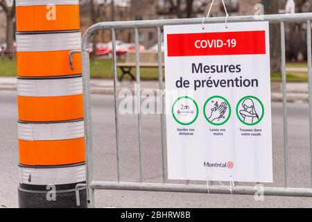 Montreal, CA - 27. April 2020: Covid-19 Sicherheitsrichtlinie französisch Schild auf Masson Straße Stockfoto