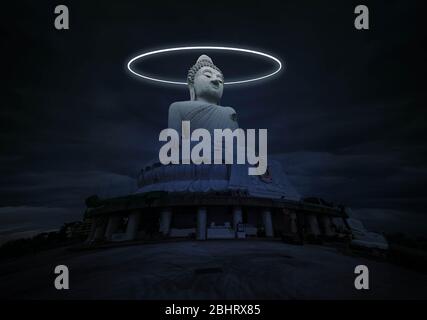 Imaginary World - Große Buddha Statue Beleuchtet Von Neon Ring In The Air An Der Maravija Buddha Statue Auf Dem Nakkerd Hügel, Phuket, Thailand Stockfoto