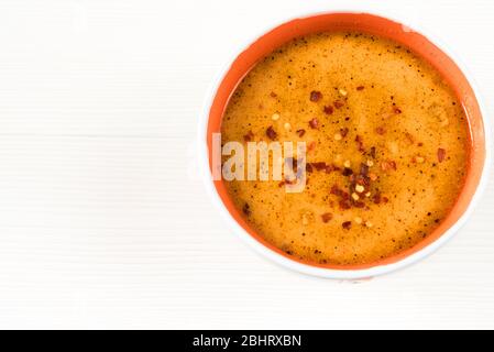 Nahaufnahme Bild von traditionellen und sehr beliebt in Ost-und Südeuropa Suppe aus Rindfleisch Kutteln auf weißem rustikalem Holzhintergrund. Iskembe, kelle, paca Stockfoto