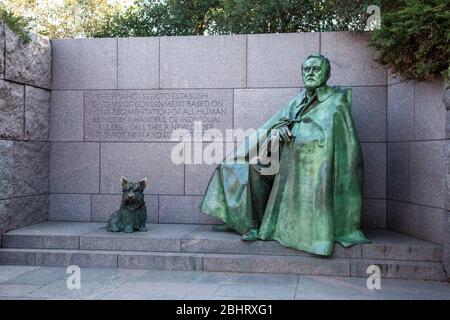 Das Franklin Delano Roosevelt Memorial in Washington DC mit Fala seinem Hund, der den Präsidenten mit einem Mantel sitzend und seinen Rollstuhl auslässt Stockfoto