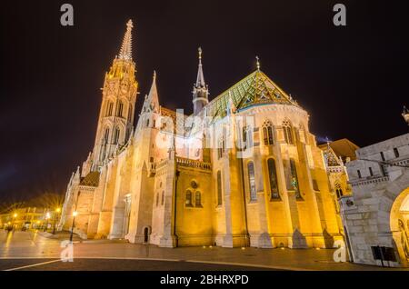 BUDAPEST, UNGARN - 23. FEBRUAR 2016: Nachtansicht der Matthias-Kirche in Budapest, Ungarn. HDR-Bild Stockfoto