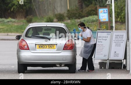 Chessington, Großbritannien. April 2020. Militärpersonal testet NHS-Mitarbeiter an einer NHS-Coronavirus-Fahrt durch die Testanlage in Chessington, südwestlich von London. Quelle: James Boardman/Alamy Live News Stockfoto