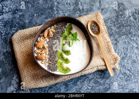 Gesundes Frühstück mit Obst in einer Schale Kokosnuss, bali Schalen, indonesien bali.gesundes veganes Food Konzept. Stockfoto