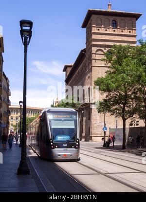 tranvía en la calle del Coso y Palacio de los Luna. Zaragoza. Aragón. España Stockfoto