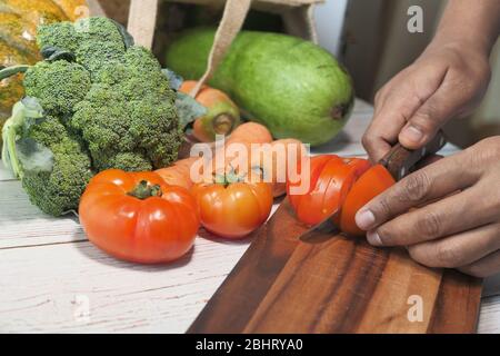 Schneiden Von Frischem Gemüse Auf Dem Schneidebrett Stockfoto