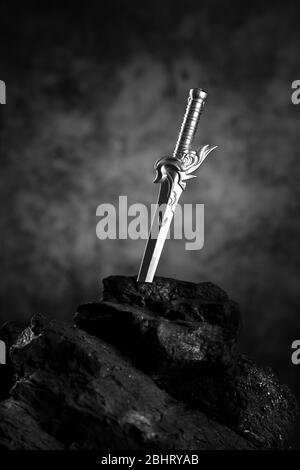 König Artus Schwert - Excalibur in schwarzem Stein Stockfoto