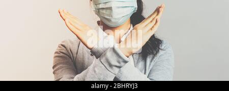 Covid19, Konzept für Virus, Gesundheit und Medizin. Es ist wichtig, nicht mehr nach draußen zu gehen, soziale Distanzierung und Quarantäne zu verhindern, und Mädchen in medizinischer Maske bittet die Menschen Stockfoto