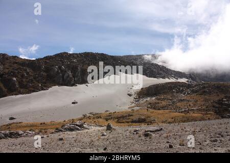 Gletscher Vulkan Nevado del Ruiz, im Nationalpark Los Nevados. Aufgrund des Klimawandels läuft der Gletscher. Von den 14 Gletschern, die in t Stockfoto