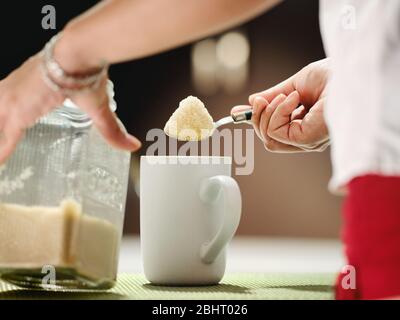 Frau Zugabe Viel Zucker Mit Teelöffel Kaffee Tasse Stockfoto