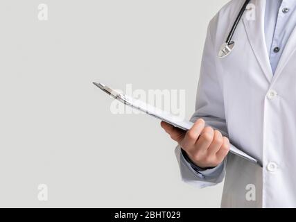 Zugeschnittenes Bild Von Männlichen Arzt Holding-Ordner Mit Medizinischen Berichten, Nahaufnahme Stockfoto