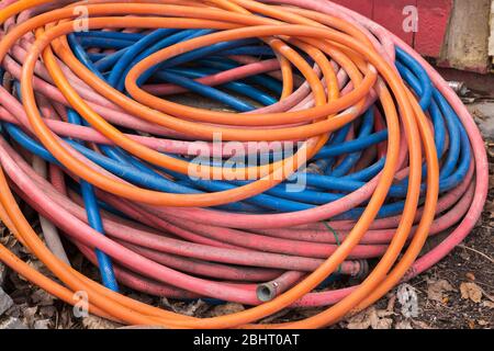 Spiralschlauch für den Garten, rot, blau und orange Stockfoto