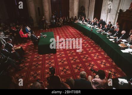 WASHINGTON, DC, USA, 11. OKTOBER 1991: Der Kandidat des Obersten Gerichtshofs Clarence Thomas bezeugt während der Senatsanhörung die Bestätigung. Stockfoto