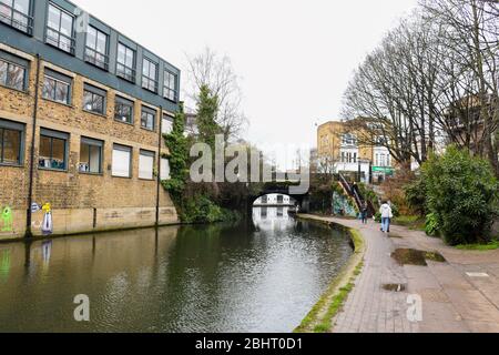 London, Großbritannien, 25. Januar 2020: Regent's Canal in Camden Town Nachbarschaft Stockfoto