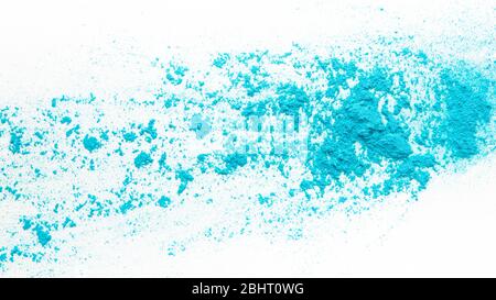 Farbige Wolke. Blaue Pulverexplosion auf weißem Hintergrund Stockfoto