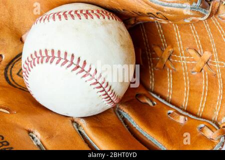 Baseballfängers Handschuh und Ball Stockfoto