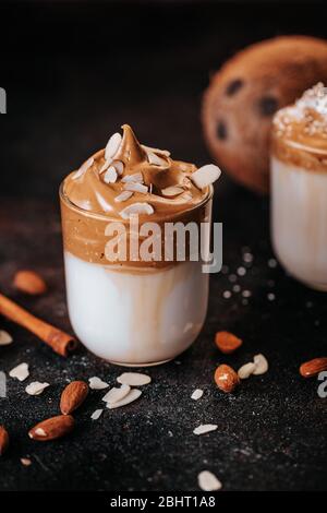 Schlagsahne Kortentalgona Kaffee mit Mandelmilch und Kaffeebohnen. Stillleben von köstlichen Morgengetränk Stockfoto